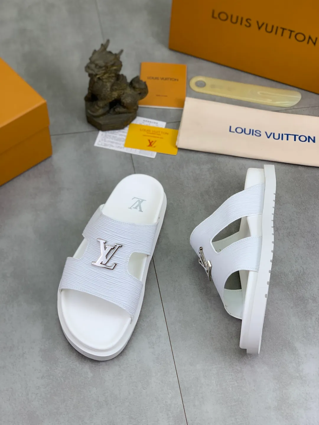 Men's shoes 💰P300💰【New style】🆘 Original quality 【LOUIS VUITTON】The popular Louis Vuitton LV men's slippers on the official website are on sale simultaneously! Original fabric imported from Italy, original factory special supply, code number: 38-44 (45 customized), many colors available